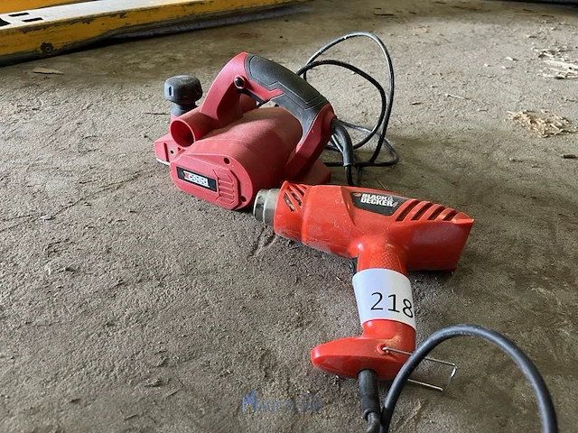 Heteluchtblazer black & decker en schaafmachine xceed - afbeelding 1 van  4