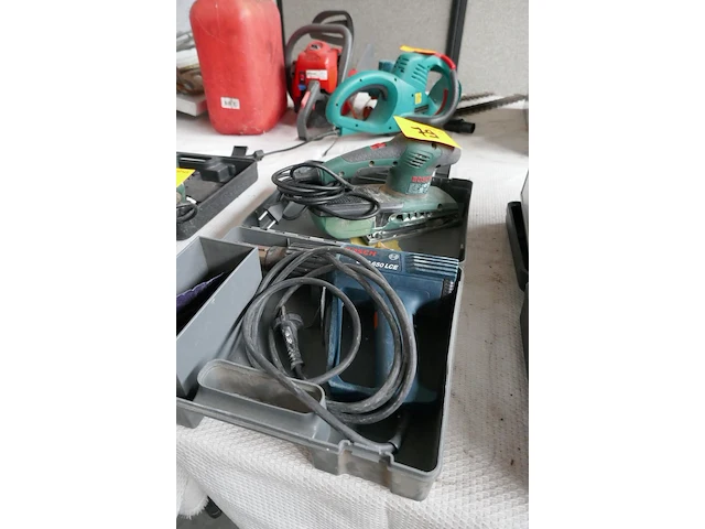 Heteluchtpistool en elektrische schuurmachine bosch - afbeelding 1 van  6