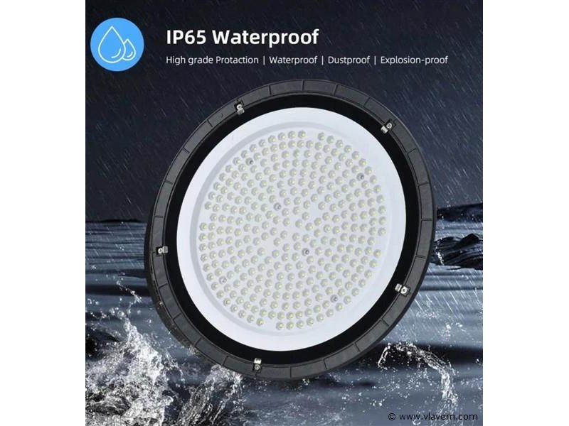 Div. nieuwe industriële verlichting. wo. straatverlichting, led batten, schijnwerpers, backlight enz.