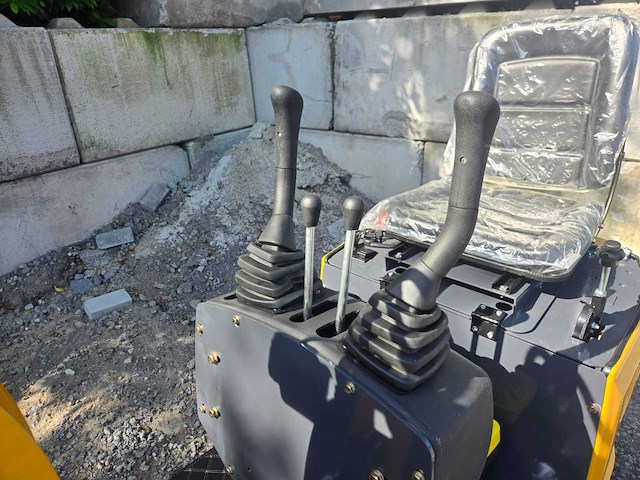 Hightop hh08 met boom offset mini graafmachine - afbeelding 8 van  23