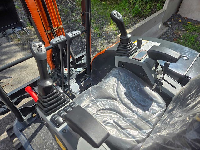 Hightop hh25 cockpitkap met offset boom mini graafmachine - afbeelding 13 van  38