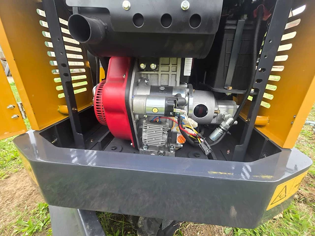 Hightop n12 met boom offset mini graafmachine - afbeelding 6 van  23