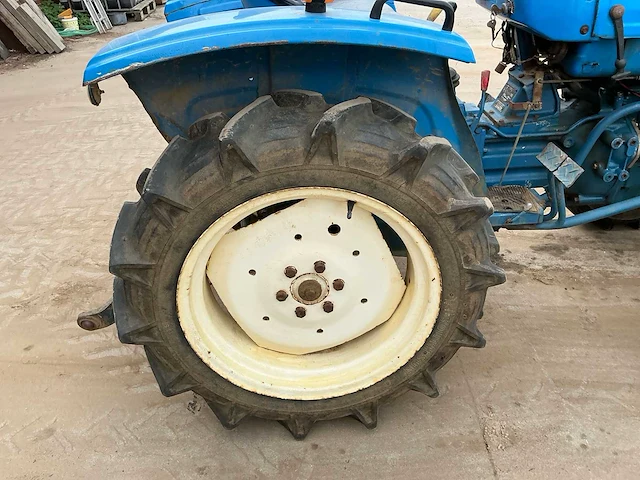 Hinomoto f18 d 4x4 minitractor - afbeelding 14 van  15