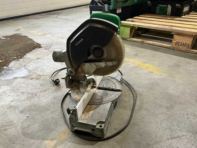 Hitachi c8fc afkortzaag - afbeelding 2 van  4