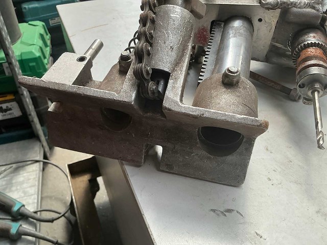 Hitachi d 13 boormachine met kettingklem - afbeelding 1 van  2