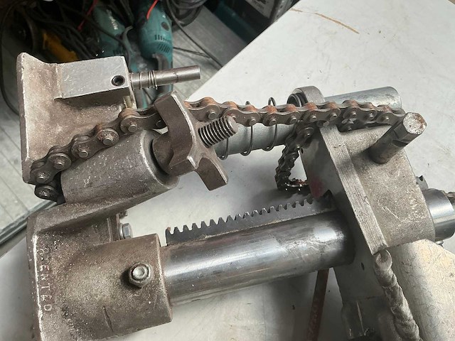 Hitachi d 13 boormachine met kettingklem - afbeelding 2 van  2