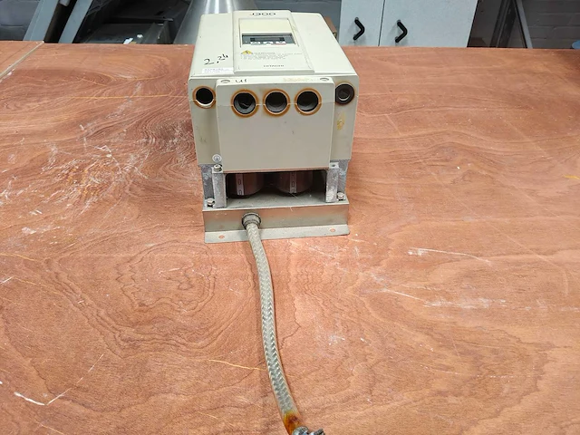 Hitachi j300-075hfe4 frequentieregelaar - 7.5 kw / 11 kw - afbeelding 2 van  9