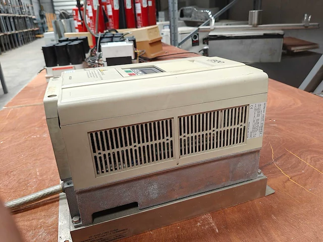 Hitachi j300-075hfe4 frequentieregelaar - 7.5 kw / 11 kw - afbeelding 7 van  9