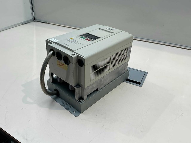 Hitachi j300 075hfe4 frequentieregelaar - afbeelding 1 van  7