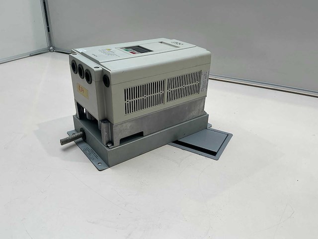 Hitachi j300 075hfe4 frequentieregelaar - afbeelding 1 van  2
