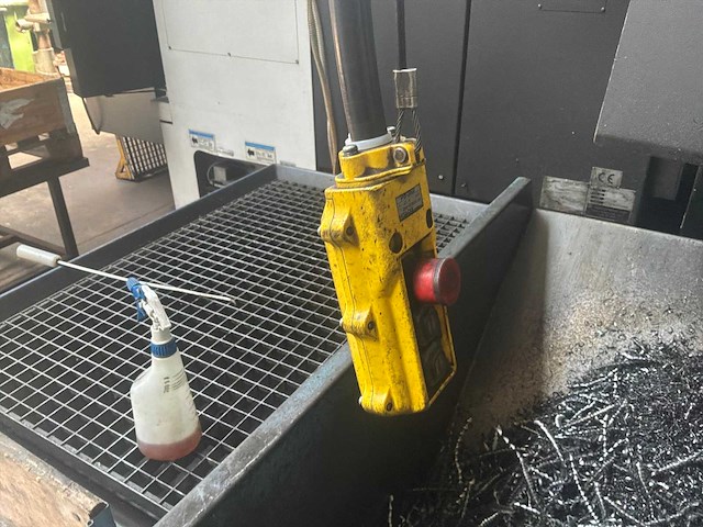 Hitachi zwenkarmkraan op paal - afbeelding 3 van  6
