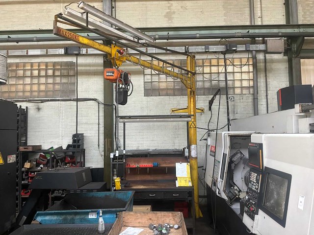 Hitachi zwenkarmkraan op paal - afbeelding 1 van  6