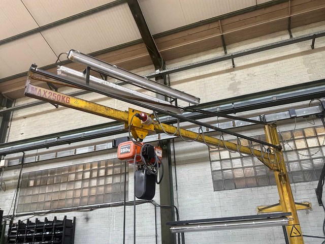 Hitachi zwenkarmkraan - afbeelding 11 van  12