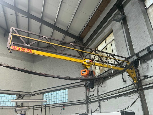 Hitachi zwenkarmkraan - afbeelding 1 van  5