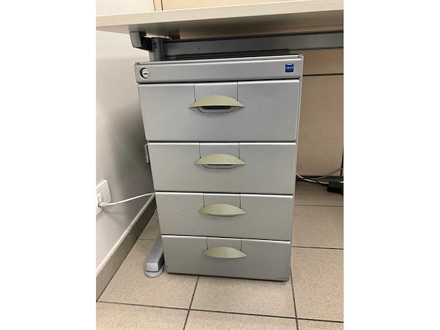 Hoekbureau + 2x tafel - afbeelding 2 van  6