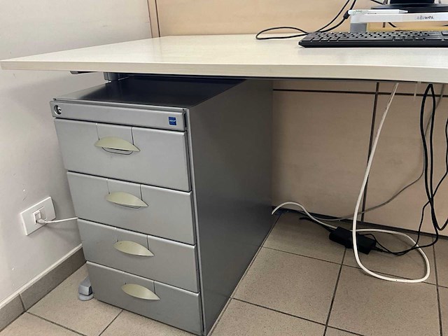 Hoekbureau + 2x tafel - afbeelding 3 van  6