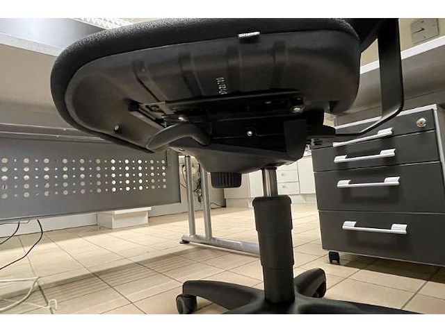 Hoekbureau en bureaustoel - afbeelding 3 van  11