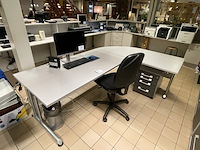 Hoekbureau en bureaustoel