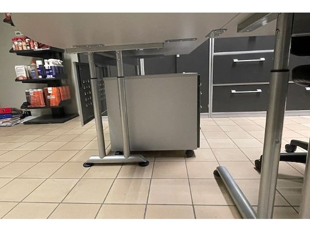 Hoekbureau en bureaustoel - afbeelding 6 van  11