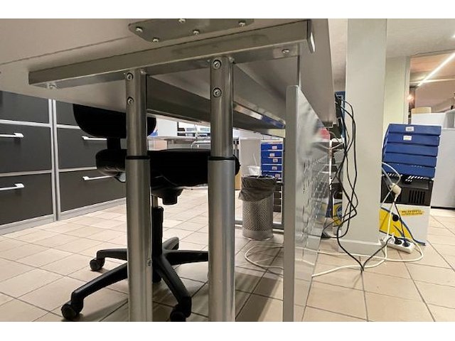 Hoekbureau en bureaustoel - afbeelding 7 van  11