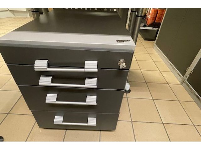 Hoekbureau en bureaustoel - afbeelding 9 van  11