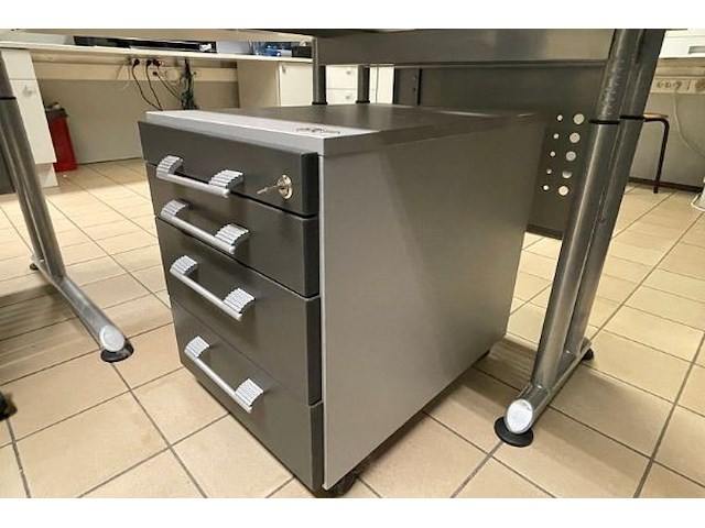 Hoekbureau en bureaustoel - afbeelding 10 van  11