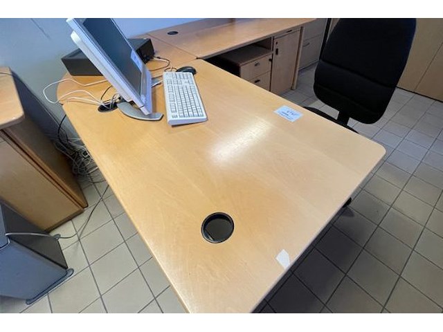 Hoekbureau en bureaustoel - afbeelding 3 van  10