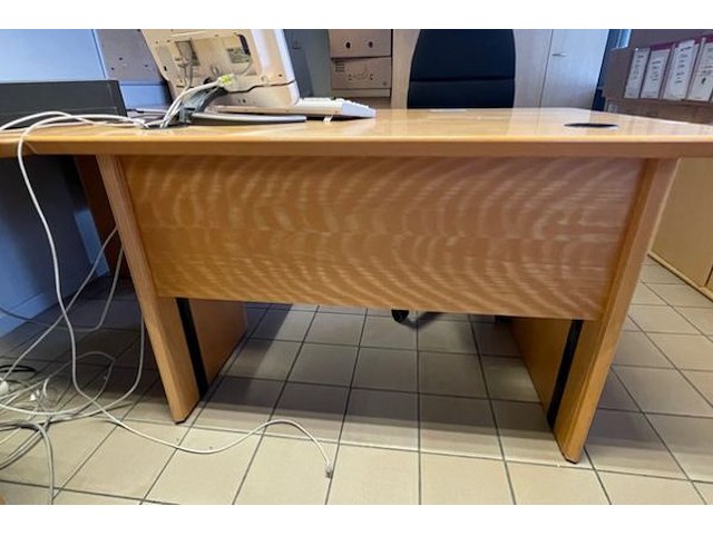 Hoekbureau en bureaustoel - afbeelding 4 van  10