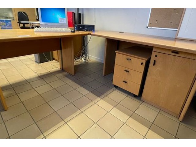 Hoekbureau en bureaustoel - afbeelding 6 van  10