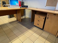 Hoekbureau en bureaustoel - afbeelding 6 van  10