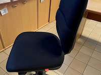 Hoekbureau en bureaustoel - afbeelding 8 van  10