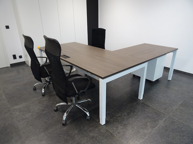 Hoekbureau + ladekastje en 3x bureaustoel - afbeelding 1 van  7