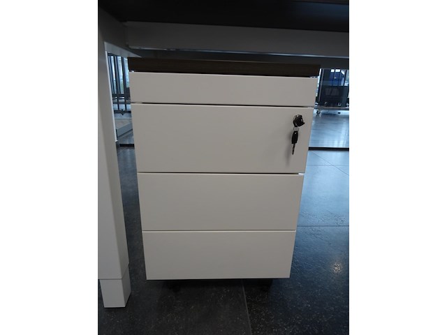 Hoekbureau + ladekastje en 3x bureaustoel - afbeelding 3 van  7