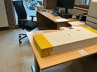 Hoekopgesteld bureau - afbeelding 1 van  5