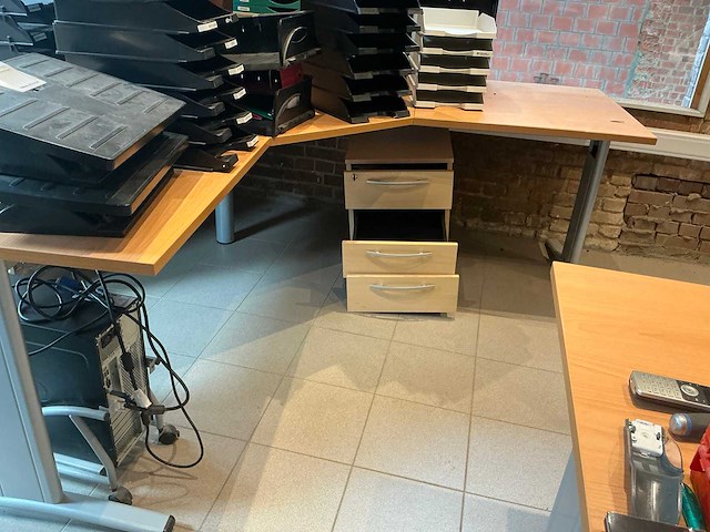 Hoekopgestelde bureau (3x) - afbeelding 1 van  6