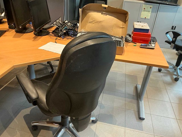 Hoekopgestelde bureau (3x) - afbeelding 2 van  6