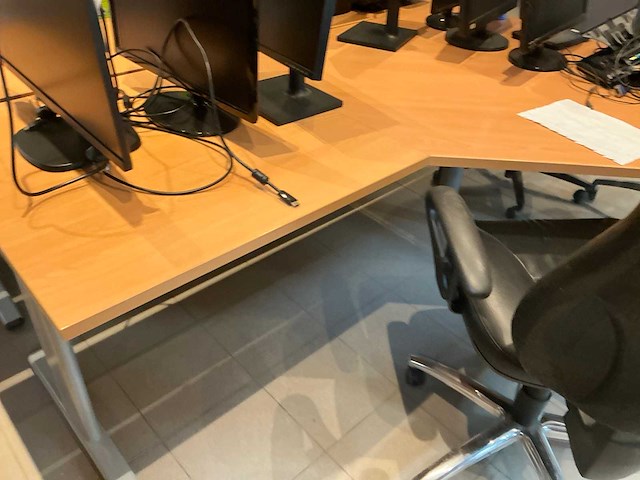Hoekopgestelde bureau (3x) - afbeelding 3 van  6