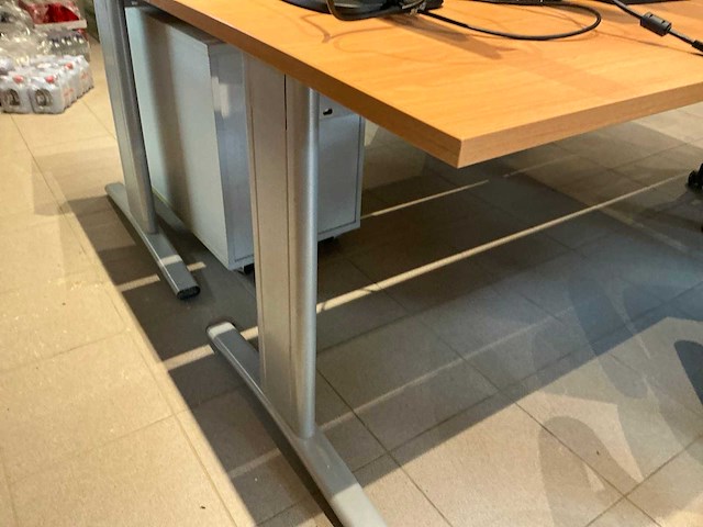 Hoekopgestelde bureau (3x) - afbeelding 4 van  6