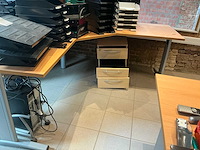 Hoekopgestelde bureau (3x) - afbeelding 1 van  1