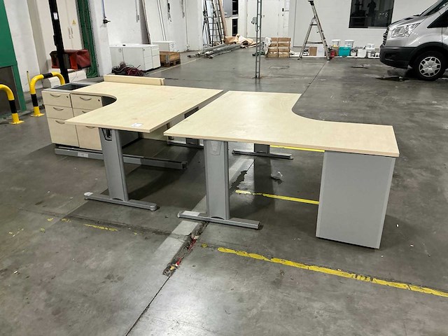 Hoekopgestelde bureautafel (2x) - afbeelding 1 van  4