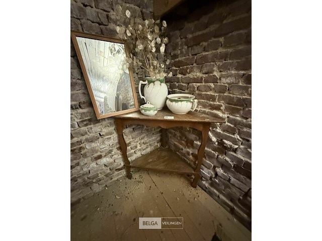 Hoektafeltje met accessoires l95xzijkant 65xh85 cm - afbeelding 1 van  1