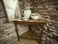 Hoektafeltje met accessoires l95xzijkant 65xh85 cm - afbeelding 1 van  1