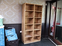 Hoge houten vakjeskast - afbeelding 1 van  5
