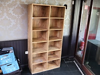 Hoge houten vakjeskast - afbeelding 2 van  5