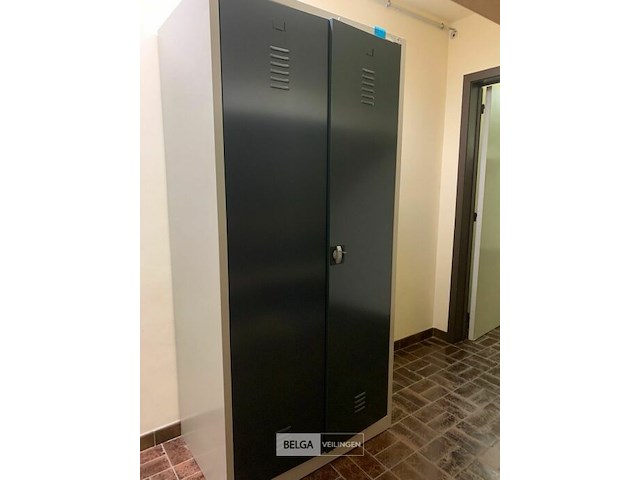 Hoge metalen kleerkast - afbeelding 1 van  2