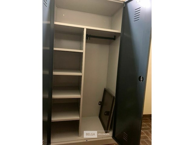 Hoge metalen kleerkast - afbeelding 2 van  2