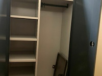 Hoge metalen kleerkast - afbeelding 2 van  2