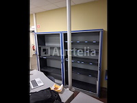 Hoge rolluikkasten met legborden + sleutel