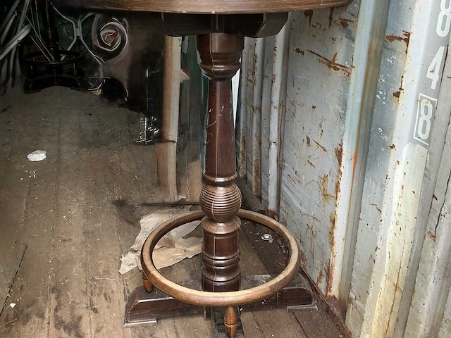 Hoge staantafels 2 hoge staantafels, 7 barkrukken en 10 stoelen. - afbeelding 1 van  6