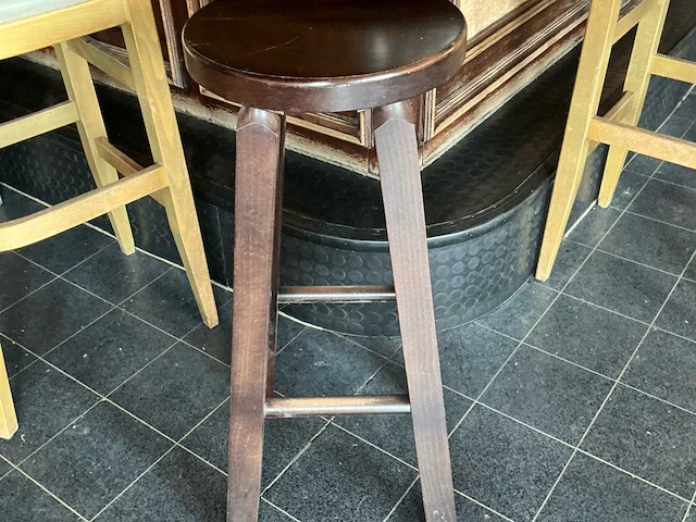 Hoge staantafels 2 hoge staantafels, 7 barkrukken en 10 stoelen. - afbeelding 5 van  6